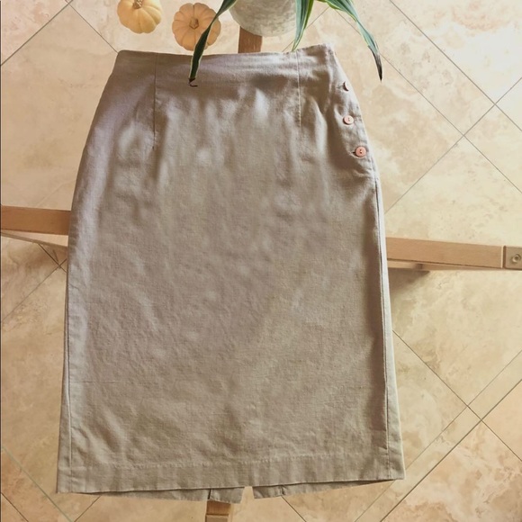 High-waisted beige skirt w/ side buttons - Picture 3 of 5